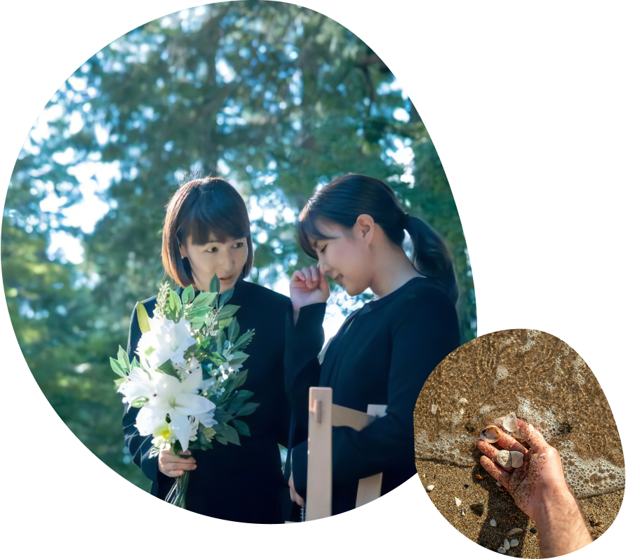 花を手向ける二人の女性