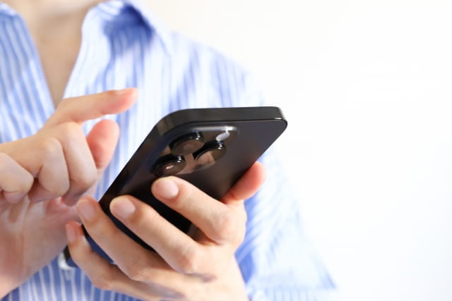 スマートフォンで問い合わせをする様子