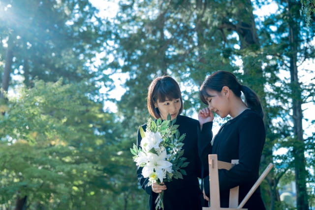 喪服の女性２人